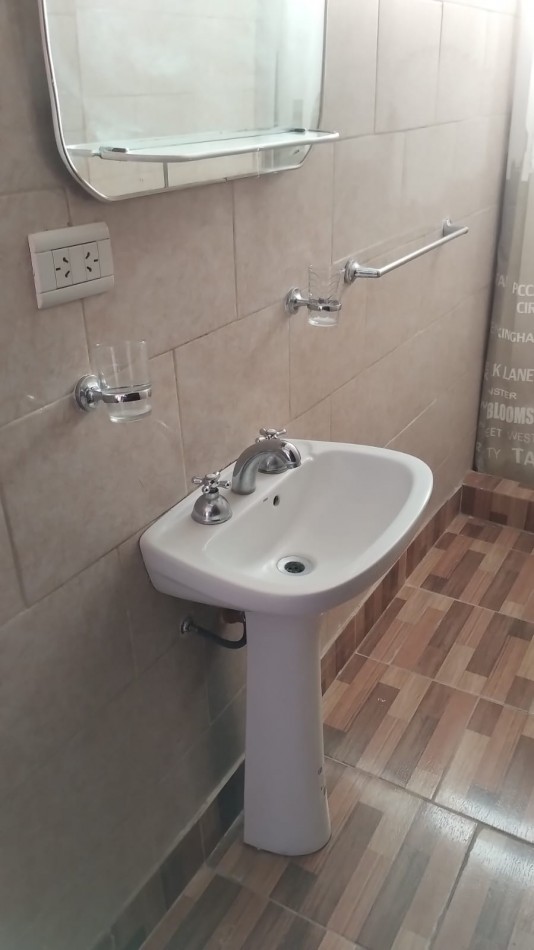 Tres ambientes en planta alta con patio y lavadero