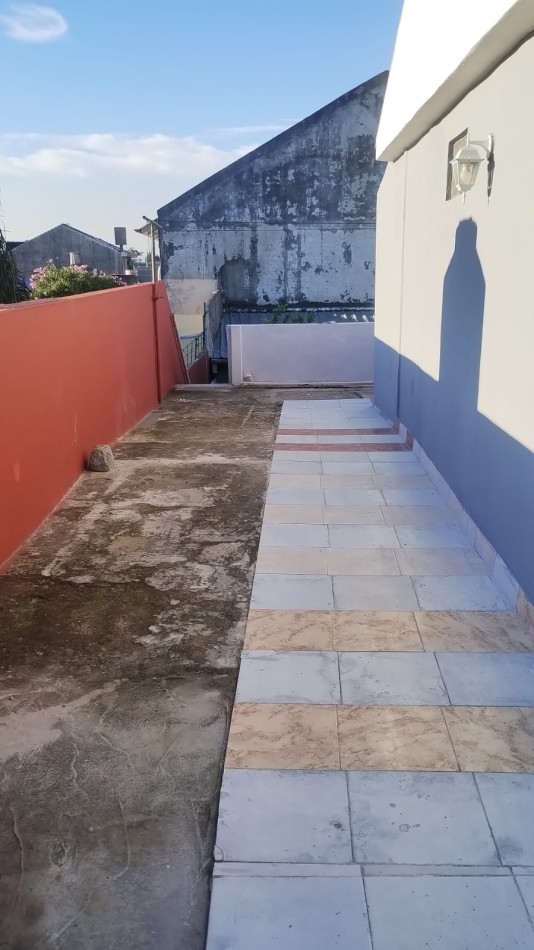 Tres ambientes en planta alta con patio y lavadero