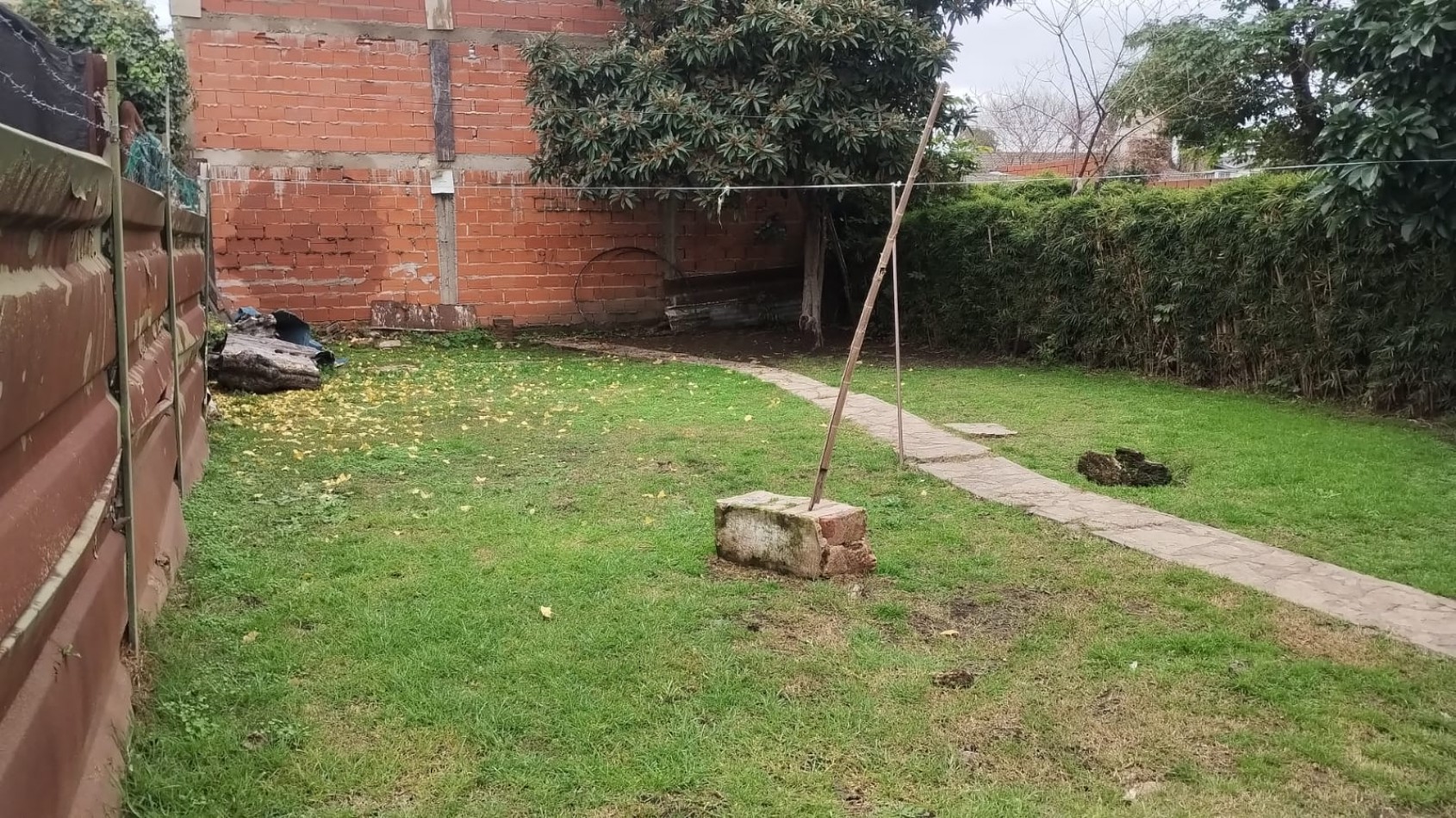 Casa a reciclar sobre un terreno 10x40