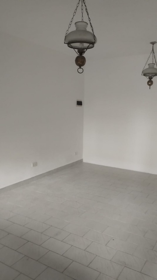 PH F. Frias y Liszt tres ambientes, entrada de auto semi cubierto, livig comedor,un dormitorio, cocina comedor diario, baño, patio , parrilla y lavadero semi cubierto.