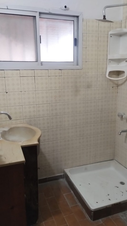 PH F. Frias y Liszt tres ambientes, entrada de auto semi cubierto, livig comedor,un dormitorio, cocina comedor diario, baño, patio , parrilla y lavadero semi cubierto.