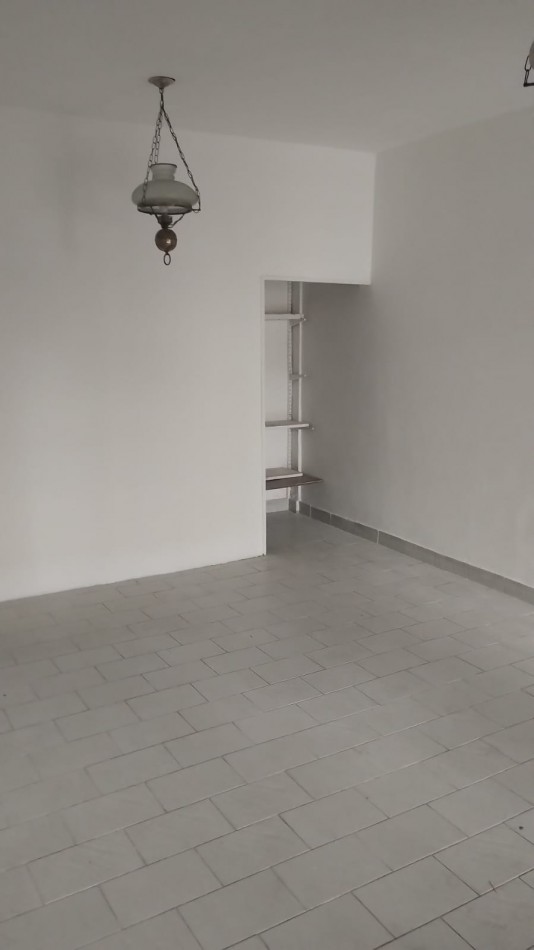 PH F. Frias y Liszt tres ambientes, entrada de auto semi cubierto, livig comedor,un dormitorio, cocina comedor diario, baño, patio , parrilla y lavadero semi cubierto.