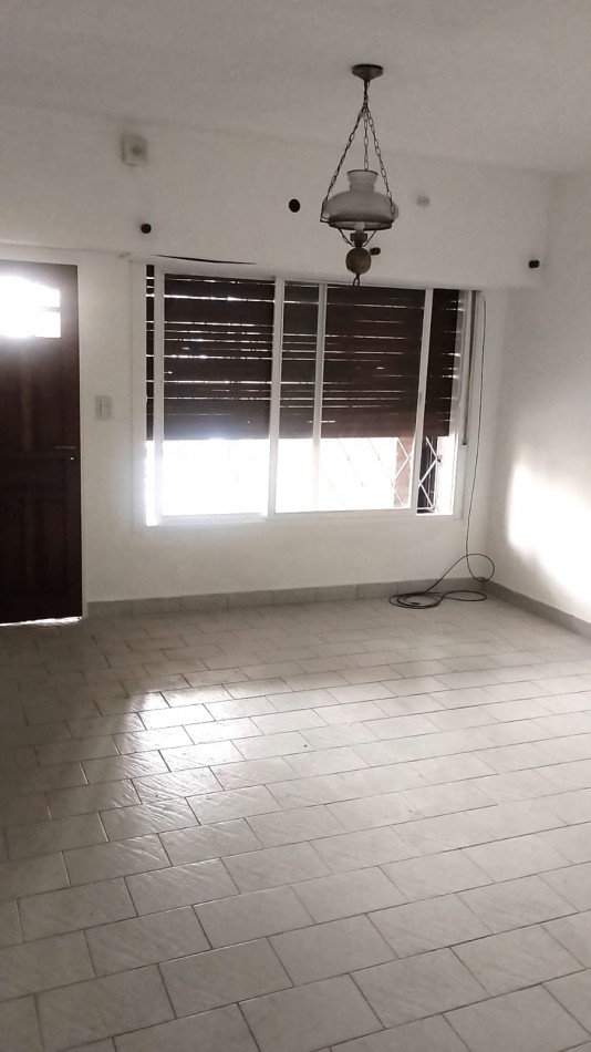 PH F. Frias y Liszt tres ambientes, entrada de auto semi cubierto, livig comedor,un dormitorio, cocina comedor diario, baño, patio , parrilla y lavadero semi cubierto.
