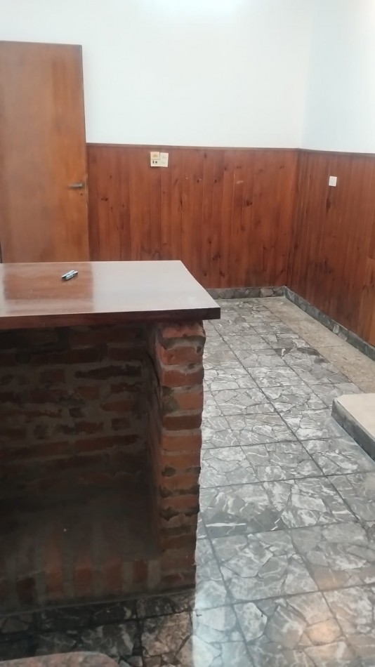 PH F. Frias y Liszt tres ambientes, entrada de auto semi cubierto, livig comedor,un dormitorio, cocina comedor diario, baño, patio , parrilla y lavadero semi cubierto.