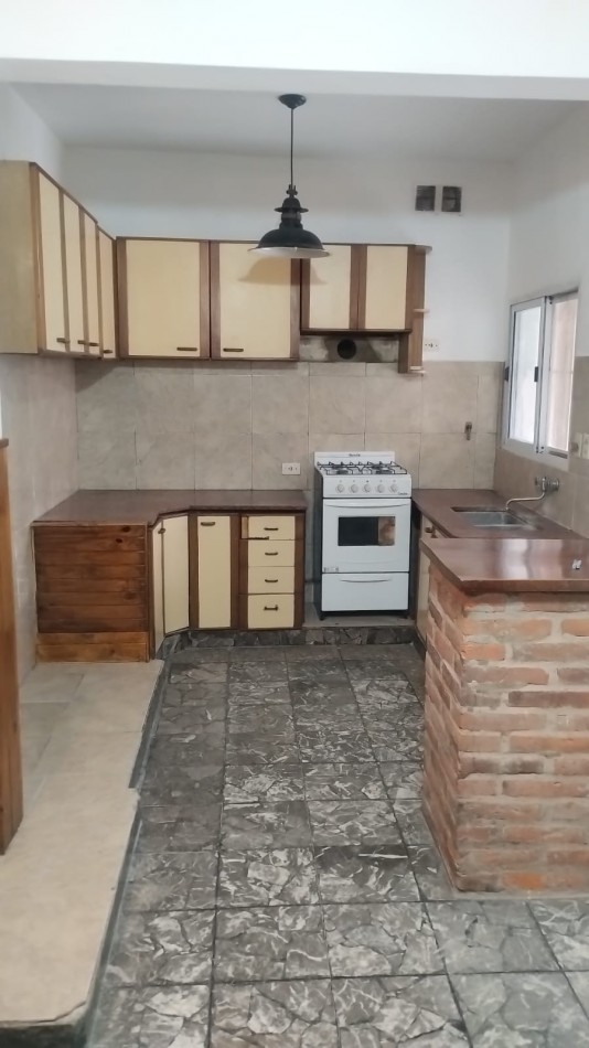 PH F. Frias y Liszt tres ambientes, entrada de auto semi cubierto, livig comedor,un dormitorio, cocina comedor diario, baño, patio , parrilla y lavadero semi cubierto.