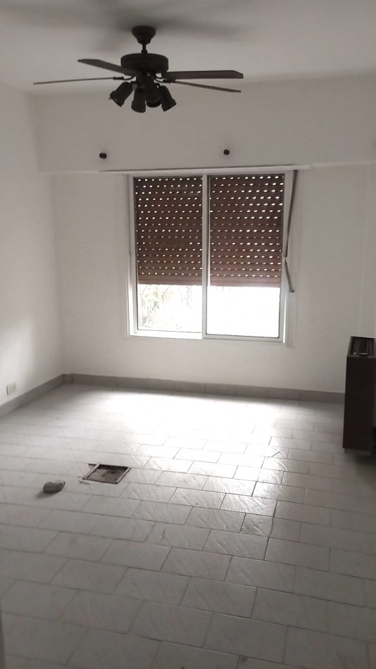 PH F. Frias y Liszt tres ambientes, entrada de auto semi cubierto, livig comedor,un dormitorio, cocina comedor diario, baño, patio , parrilla y lavadero semi cubierto.
