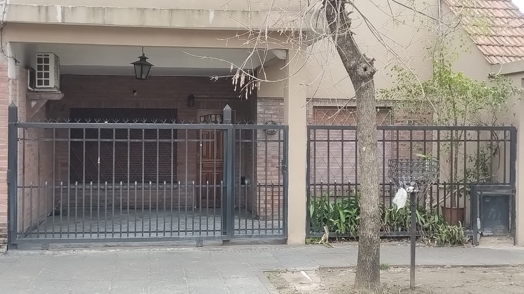 PH F. Frias y Liszt tres ambientes, entrada de auto semi cubierto, livig comedor,un dormitorio, cocina comedor diario, baño, patio , parrilla y lavadero semi cubierto.