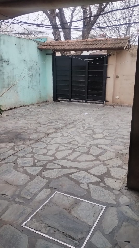 PH F. Frias y Liszt tres ambientes, entrada de auto semi cubierto, livig comedor,un dormitorio, cocina comedor diario, baño, patio , parrilla y lavadero semi cubierto.