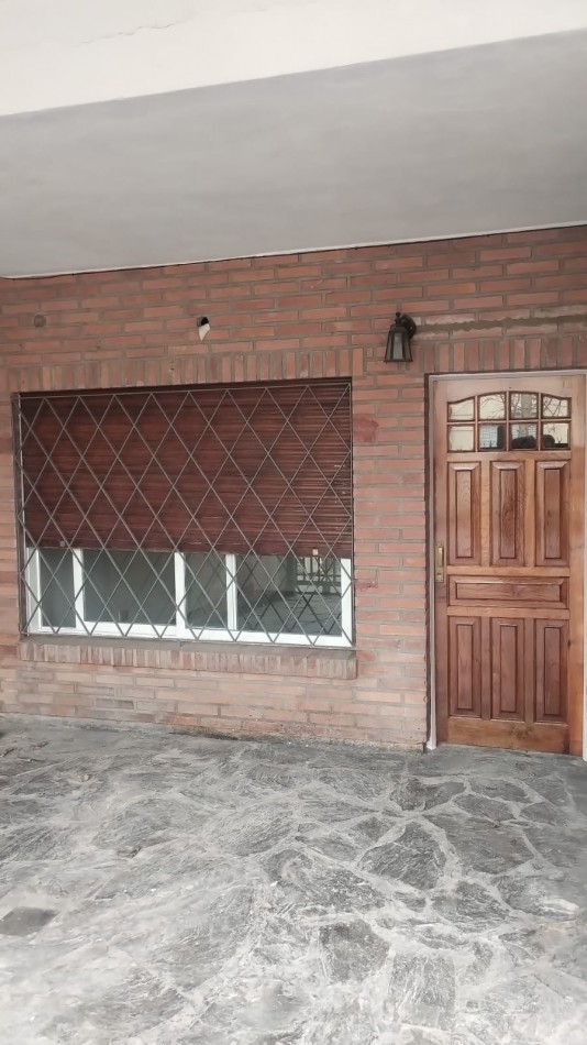 PH F. Frias y Liszt tres ambientes, entrada de auto semi cubierto, livig comedor,un dormitorio, cocina comedor diario, baño, patio , parrilla y lavadero semi cubierto.