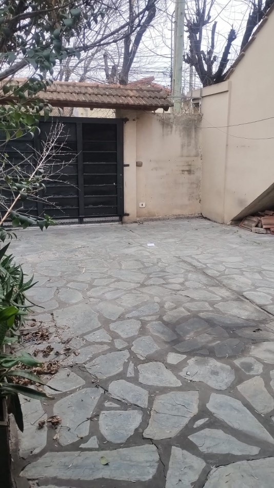 PH F. Frias y Liszt tres ambientes, entrada de auto semi cubierto, livig comedor,un dormitorio, cocina comedor diario, baño, patio , parrilla y lavadero semi cubierto.
