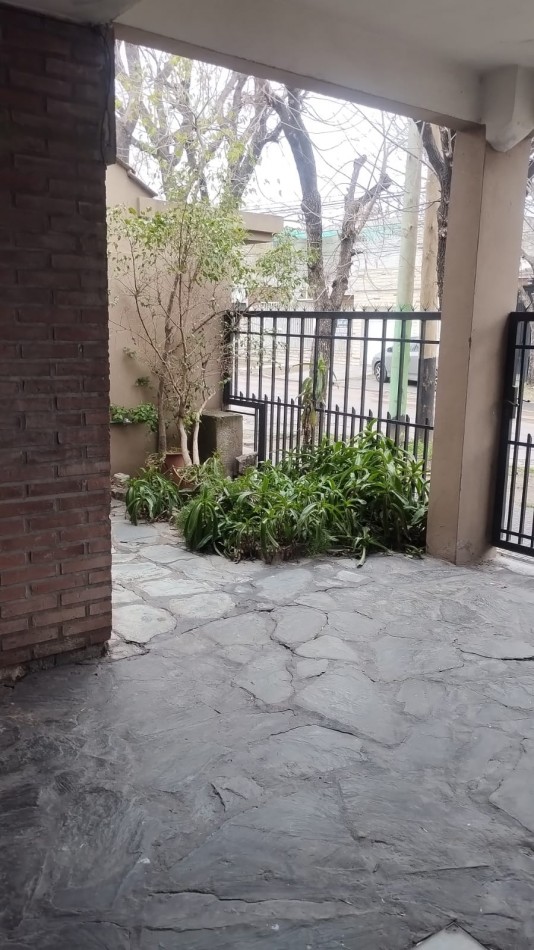 PH F. Frias y Liszt tres ambientes, entrada de auto semi cubierto, livig comedor,un dormitorio, cocina comedor diario, baño, patio , parrilla y lavadero semi cubierto.