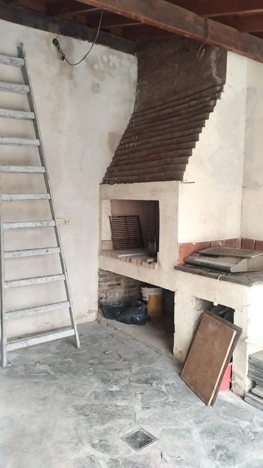 PH F. Frias y Liszt tres ambientes, entrada de auto semi cubierto, livig comedor,un dormitorio, cocina comedor diario, baño, patio , parrilla y lavadero semi cubierto.