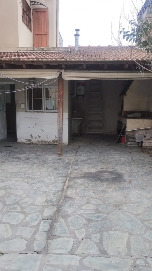 PH F. Frias y Liszt tres ambientes, entrada de auto semi cubierto, livig comedor,un dormitorio, cocina comedor diario, baño, patio , parrilla y lavadero semi cubierto.