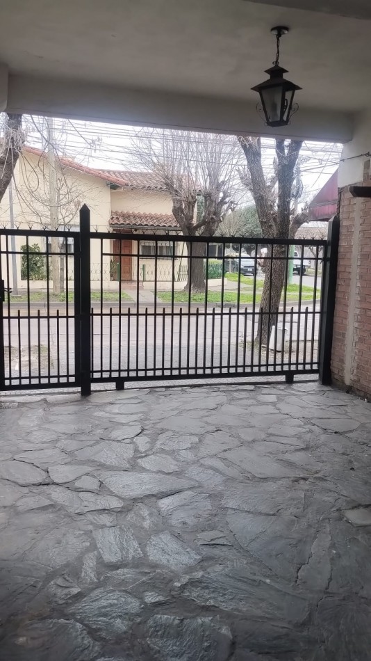 PH F. Frias y Liszt tres ambientes, entrada de auto semi cubierto, livig comedor,un dormitorio, cocina comedor diario, baño, patio , parrilla y lavadero semi cubierto.