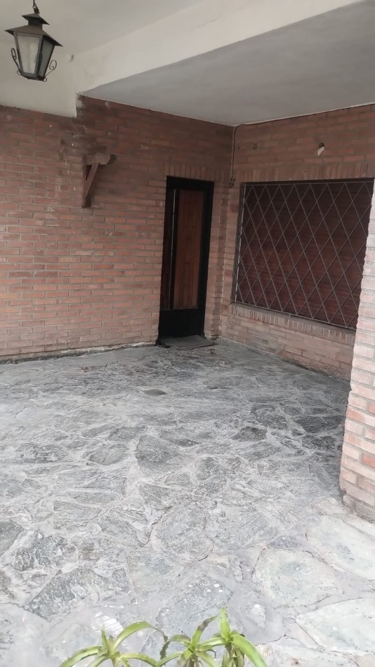 PH F. Frias y Liszt tres ambientes, entrada de auto semi cubierto, livig comedor,un dormitorio, cocina comedor diario, baño, patio , parrilla y lavadero semi cubierto.