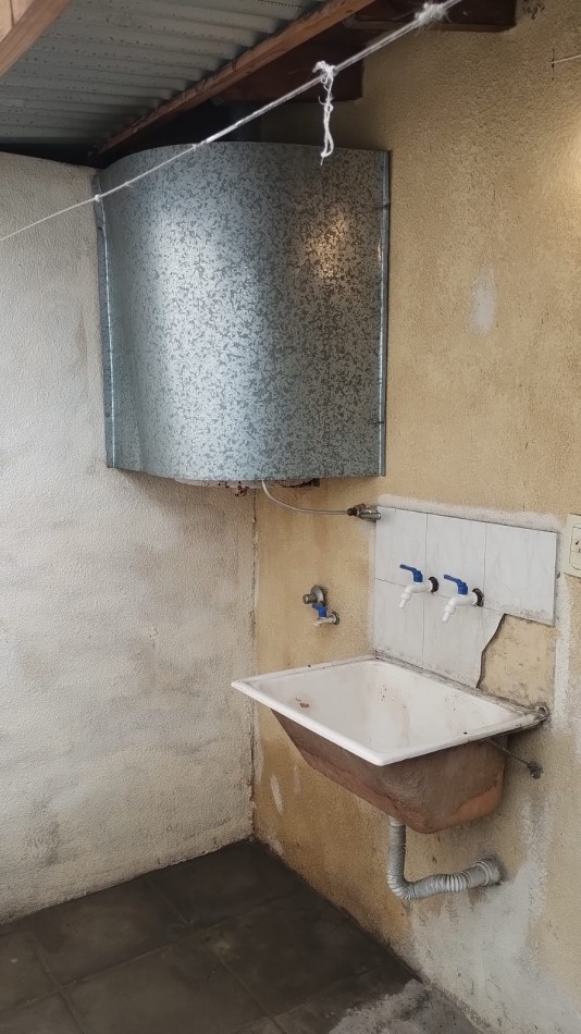 Dpto interno dos ambientes con patio y lavadero - Parque Quirno