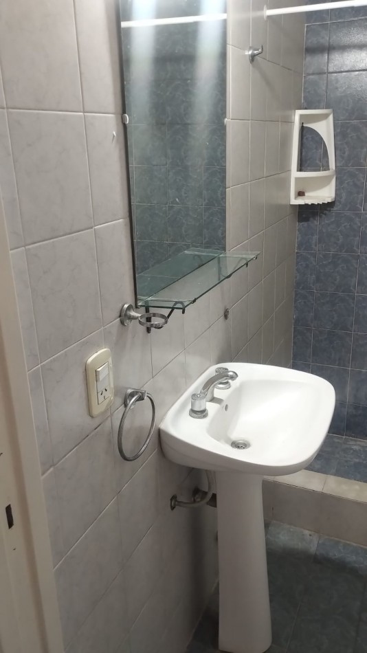Dpto interno dos ambientes con patio y lavadero - Parque Quirno