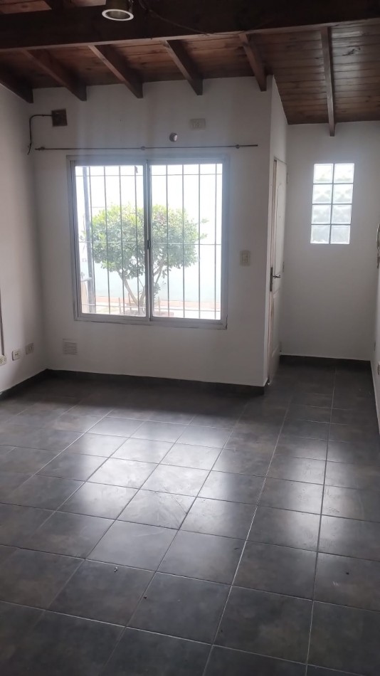 Dpto interno dos ambientes con patio y lavadero - Parque Quirno