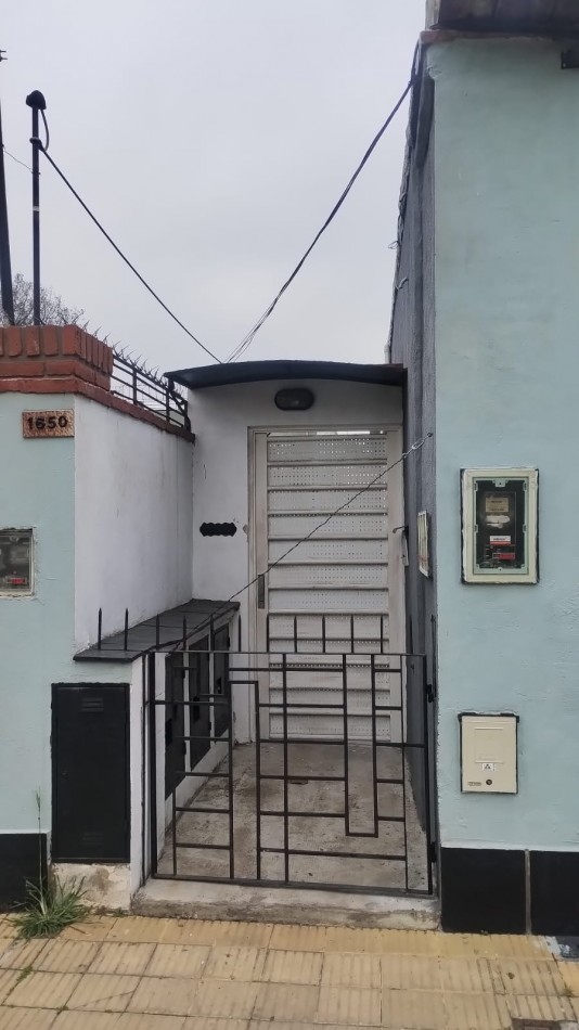 Dpto interno dos ambientes con patio y lavadero - Parque Quirno