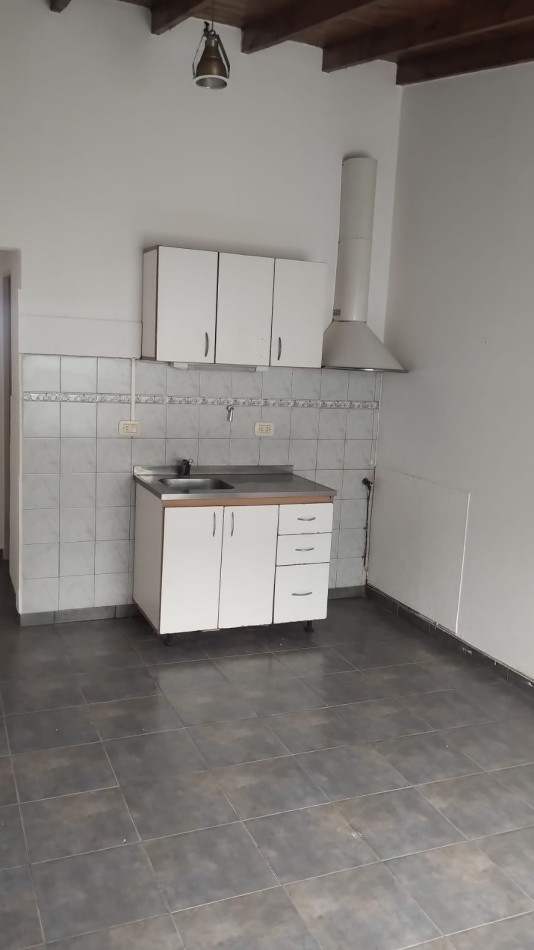 Dpto interno dos ambientes con patio y lavadero - Parque Quirno