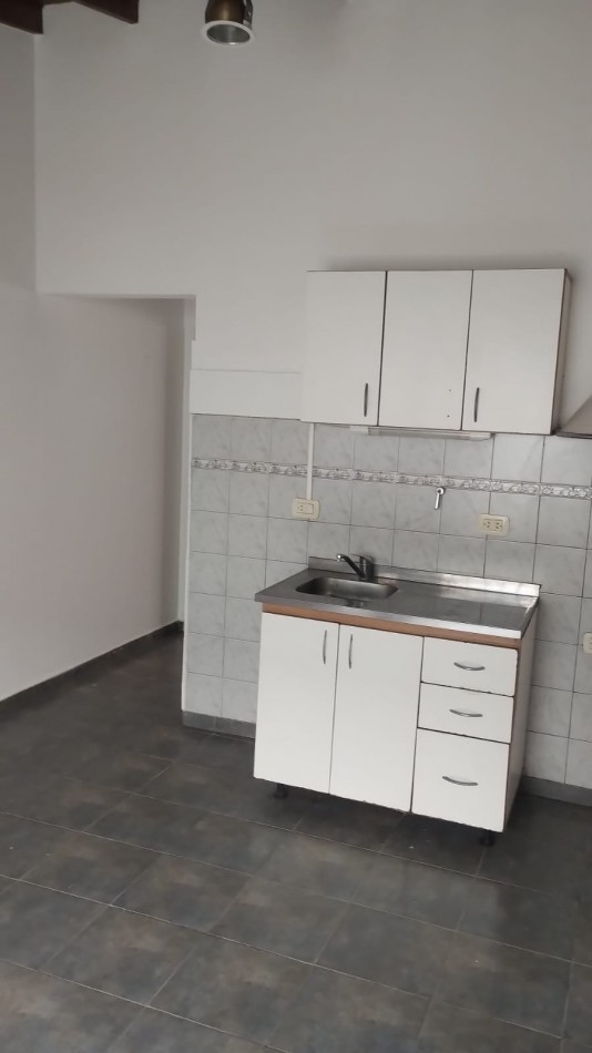 Dpto interno dos ambientes con patio y lavadero - Parque Quirno