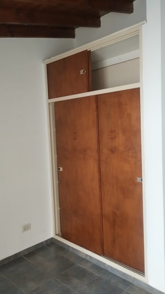 Dpto interno dos ambientes con patio y lavadero - Parque Quirno