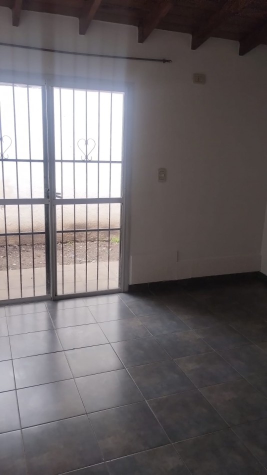 Dpto interno dos ambientes con patio y lavadero - Parque Quirno