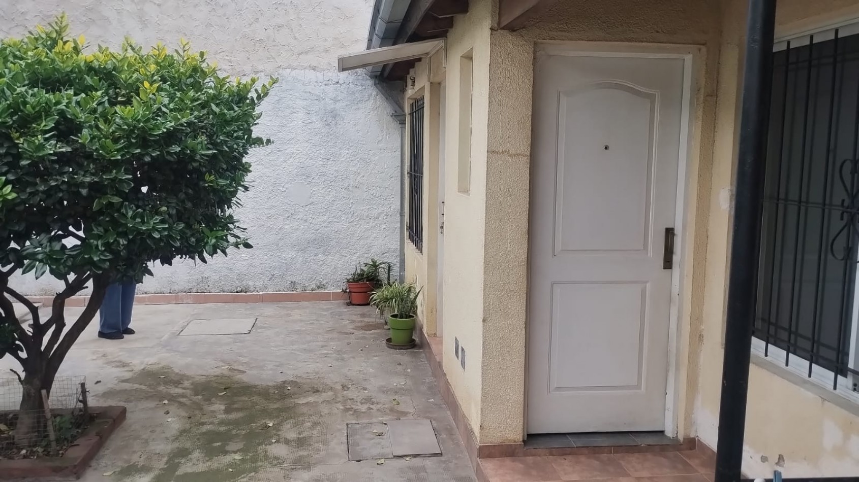 Dpto interno dos ambientes con patio y lavadero - Parque Quirno