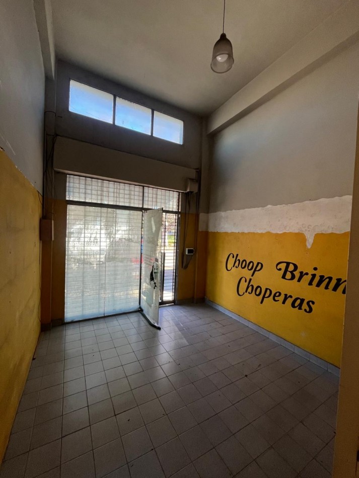 Local comercial sobre Av. Vergara 2.500 con rececpcion, privado, entre pisi y baño