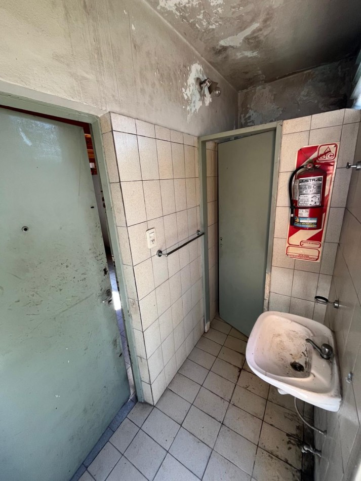 Local comercial sobre Av. Vergara 2.500 con rececpcion, privado, entre pisi y baño