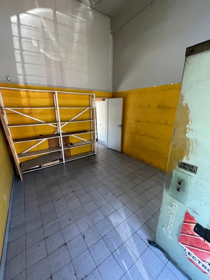 Local comercial sobre Av. Vergara 2.500 con rececpcion, privado, entre pisi y baño