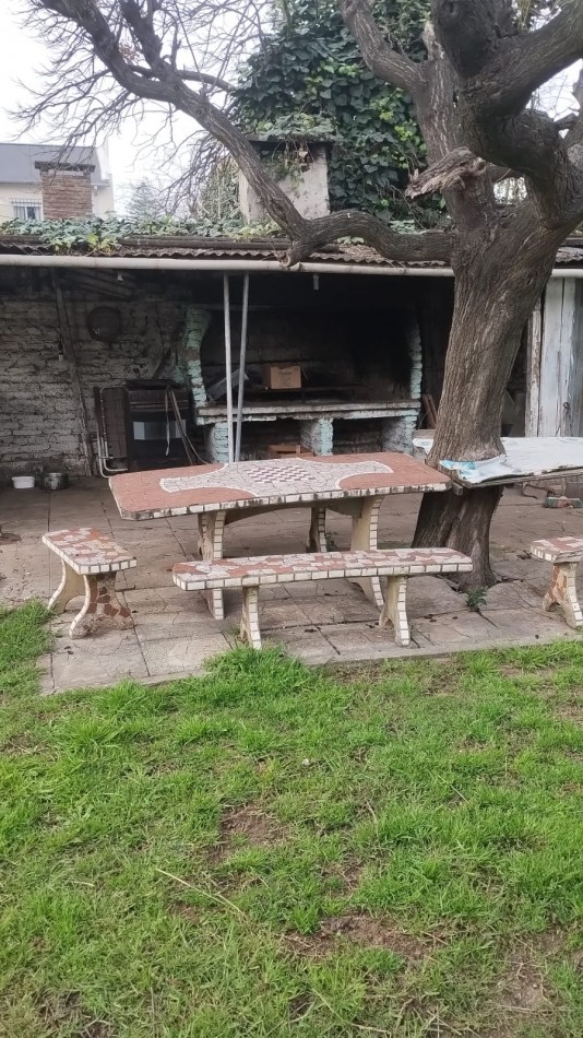 Casa tipo Americana 4 ambientes, lote 10x50 a tres cuadras del centtro de V. Tesei