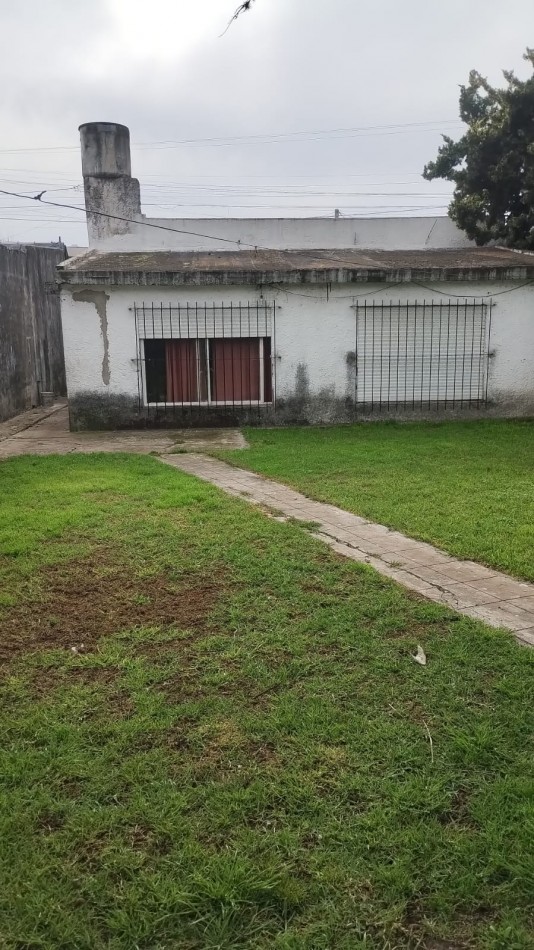 Casa tipo Americana 4 ambientes, lote 10x50 a tres cuadras del centtro de V. Tesei