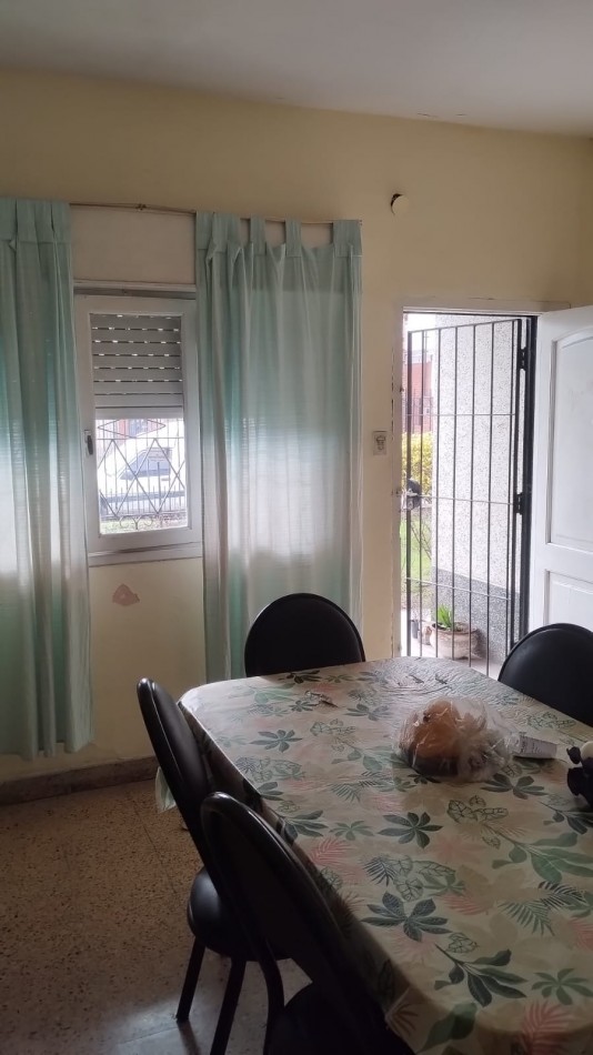 Casa tipo Americana 4 ambientes, lote 10x50 a tres cuadras del centtro de V. Tesei