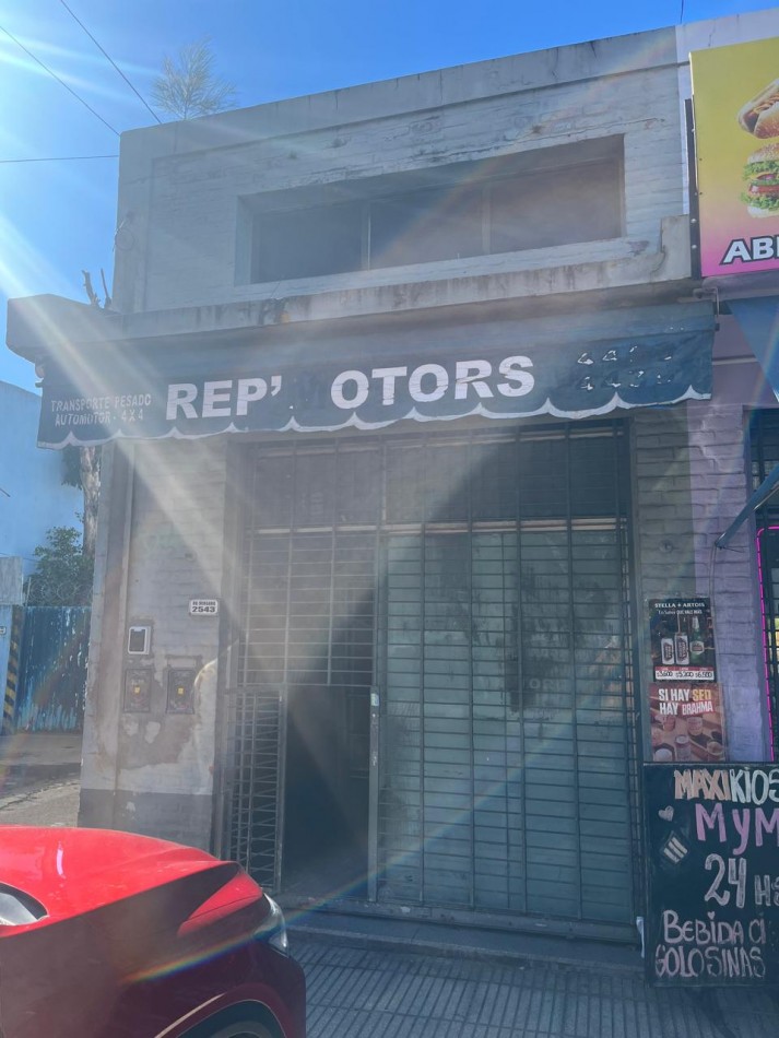 Local comercial sobre Av. Vergara 2.500 con rececpcion, privado, entre pisi y baño