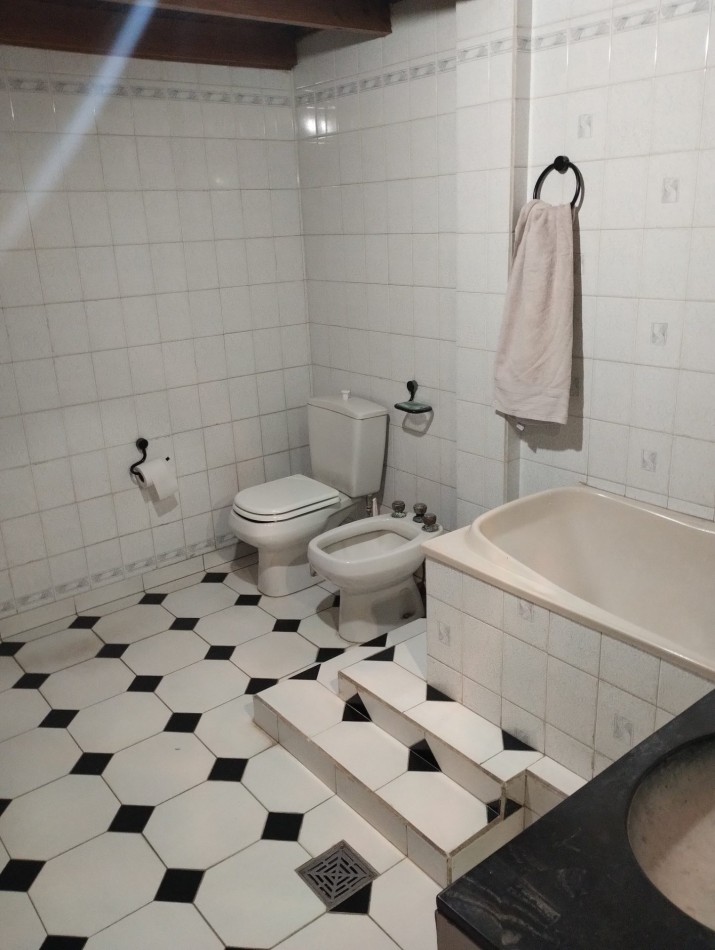 Chalet 6 ambientes OPORTUNIDAD PARA UN GRAN PROYECTO!!