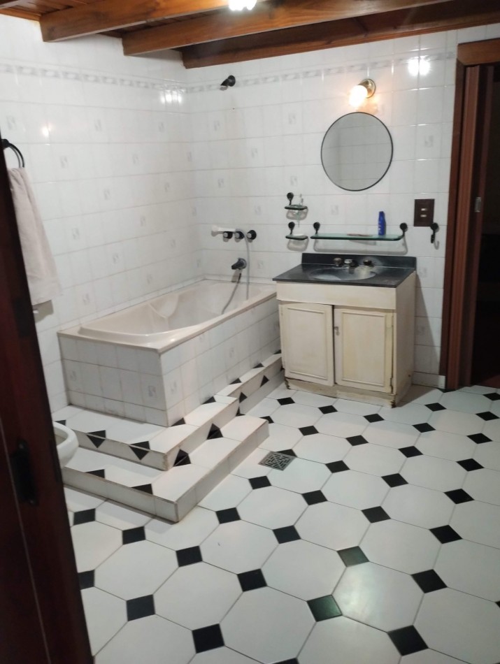 Chalet 6 ambientes OPORTUNIDAD PARA UN GRAN PROYECTO!!