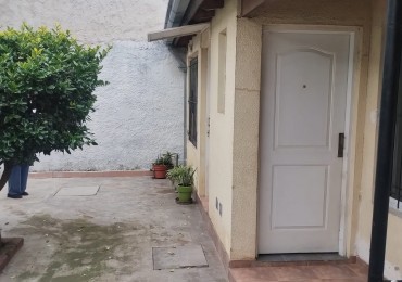Dpto interno dos ambientes con patio y lavadero - Parque Quirno